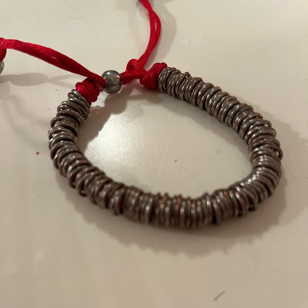 Silver coloured links on red string - Picture 4 of 4